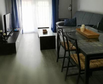 Foto de la sala de estar y comedor de este apartamento con vistas al mar.
