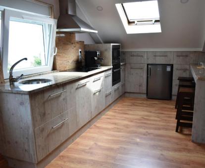 Foto de la zona de cocina de este coqueto apartamento con vistas al mar.