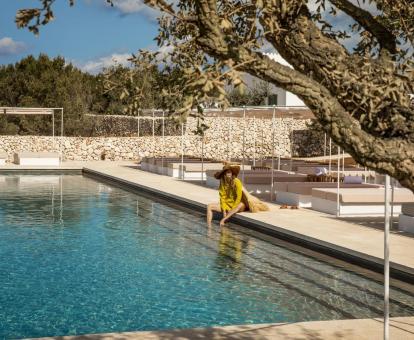 Foto de la piscina con terraza solarium y cómodas tumbonas.