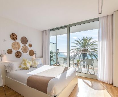 Una de las luminosas habitaciones con terraza amueblada y vistas al mar de este hotel solo para adultos.