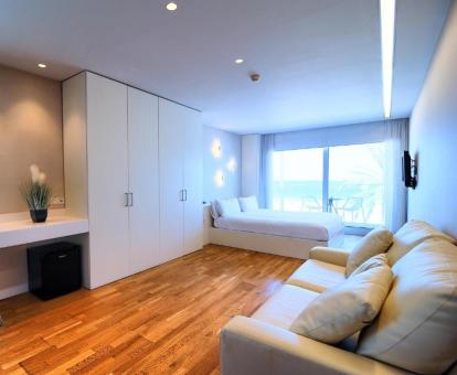 Foto de las instalaciones de este hotel con vistas al mar.