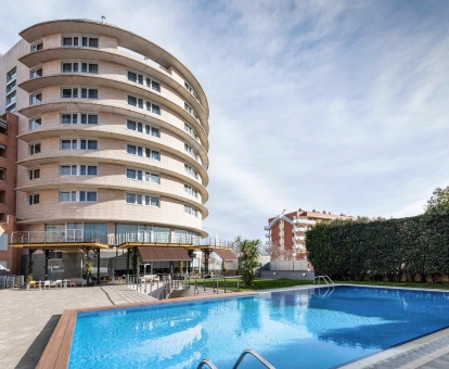 Foto de la piscina al aire libre disponible todo el año del alojamiento.