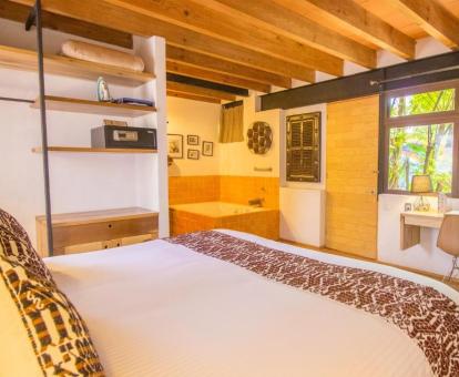 Foto de la habitación Doble Deluxe con bañera de hidromasaje privada cerca de la cama.