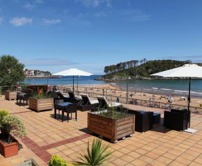 Foto de las instalaciones de este hotel con vistas al mar.