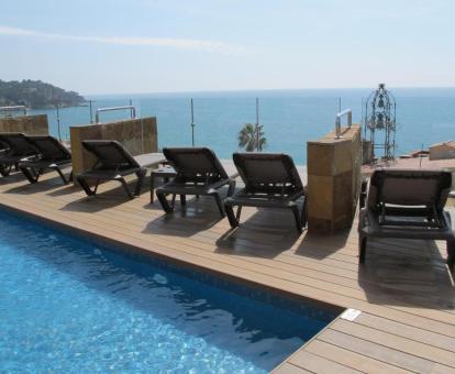 Foto de las instalaciones de este hotel con vistas al mar.