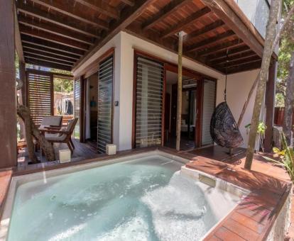 Foto de la bañera de hidromasaje privada al aire libre del alojamiento con vistas a la selva.