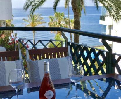 Foto de la terraza con vistas al mar de este apartamento.