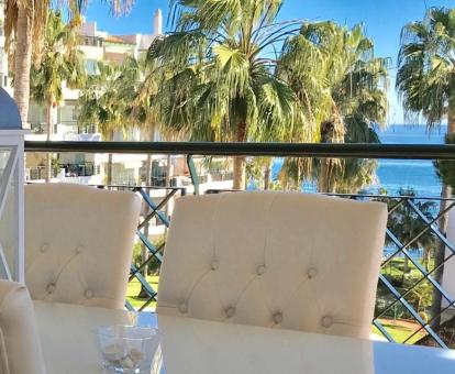 Foto de la terraza amueblada con vistas al mar del apartamentos.