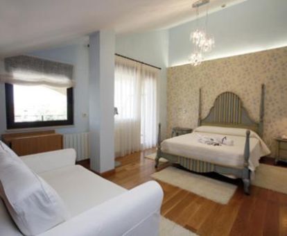 Una de las amplias habitaciones dobles con zona de estar del hotel.