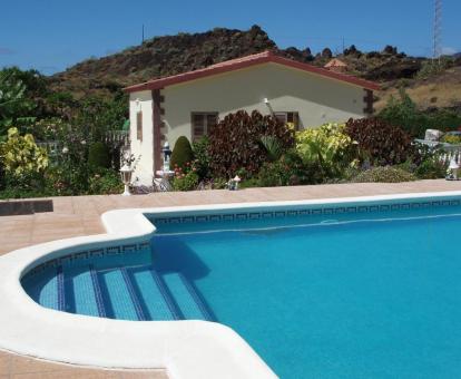 Foto de la piscina al aire libre disponible todo el año de esta casa rural.