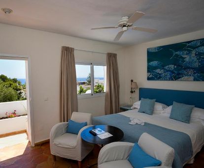 Una de las acogedoras habitaciones con terraza y vistas al mar de este moderno hotel.