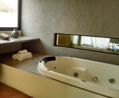 Foto de la bañera de hidromasaje privada de una de las habitaciones del hotel.