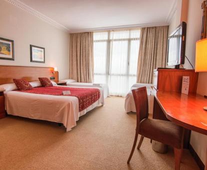 Foto de una de las habitaciones de este hotel con vistas al mar.