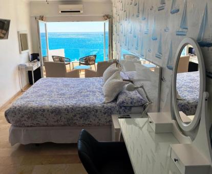 Foto de una de las habitaciones con vistas al mar del hotel.
