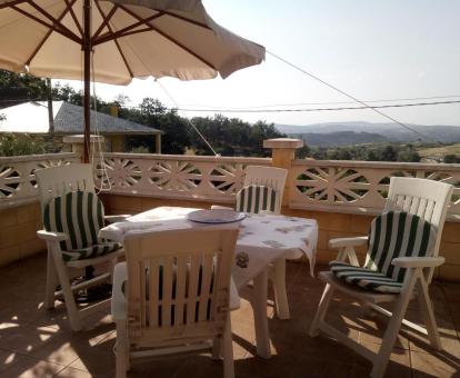 Foto de la terraza con comedor al aire libre y vistas a la naturaleza de la casa.