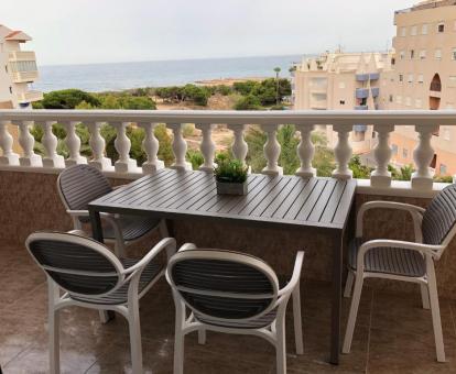 Foto de las instalaciones de este hotel con vistas al mar.