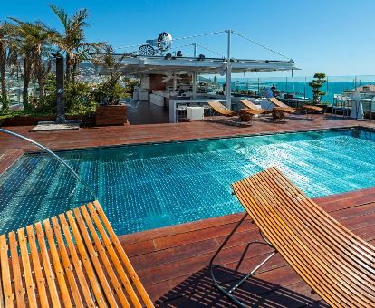 Terraza con piscina y vistas al mar de este hotel ideal para parejas.
