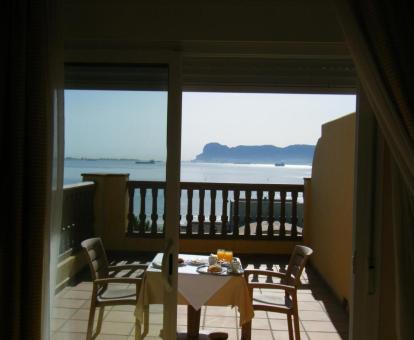 Foto de las vistas al mar desde una de las habitaciones del hotel.
