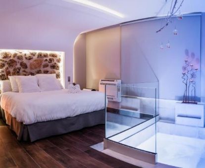 Hermosa habitación con jacuzzi privado de este alojamiento ideal para parejas.
