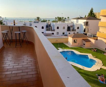 Foto de la terraza amueblada con vistas al mar del apartamento.