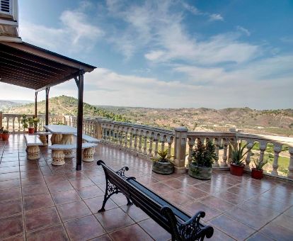 Terraza con espectaculares vistas al paisaje de los alrededores y mobiliario de este hotel rural 
