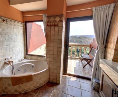 Foto de la Habitación Doble Superior con bañera de hidromasajes privada y hermosas vistas.