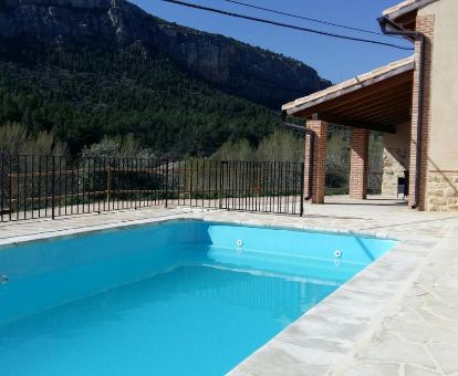 Zona exterior con piscina privada y vistas a la naturaleza de esta casa rural independiente.