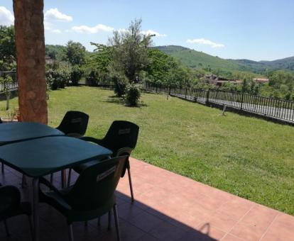 Foto de la terraza con comedor exterior y vistas a la naturaleza de la casa.