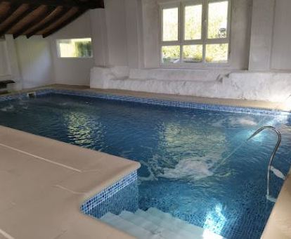 Foto de la piscina interior disponible todo el año con elementos de hidroterapia.