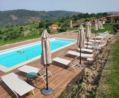 Gran terraza solarium con piscina y espectaculares vistas a la naturaleza de este complejo de apartamentos.