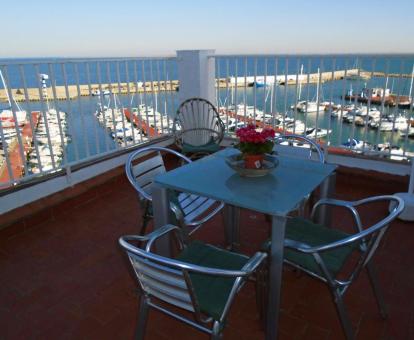 Foto de las instalaciones de este hotel con vistas al mar.