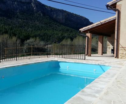Foto de la piscina privada y las vistas a la montaña de esta preciosa casa rural.