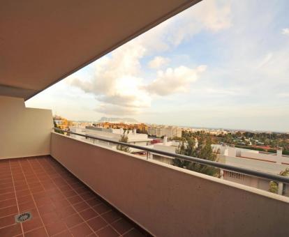 Foto del balcón con vistas al mar y a la ciudad de este apartamento.
