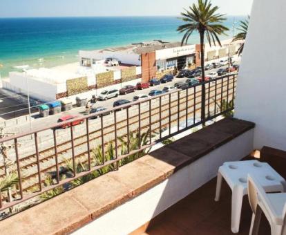 Foto de las instalaciones de este hotel con vistas al mar.