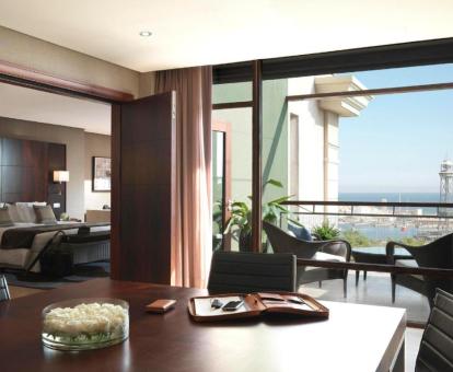 Foto de las instalaciones de este hotel con vistas al mar.