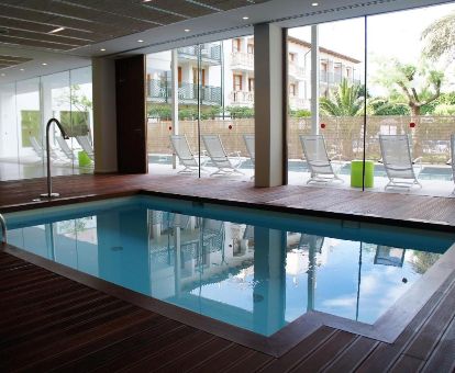 Acogedor espacio de bienestar con piscina interior de este hotel moderno.