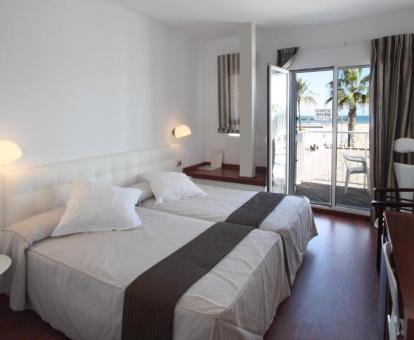 Foto de las instalaciones de este hotel con vistas al mar.