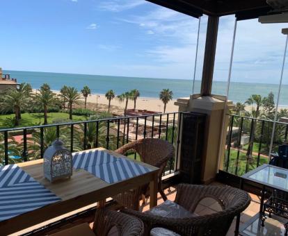 Foto de la terraza amueblada con vistas al mar del apartamento.