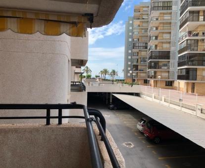 Foto de las instalaciones de este hotel con vistas al mar.
