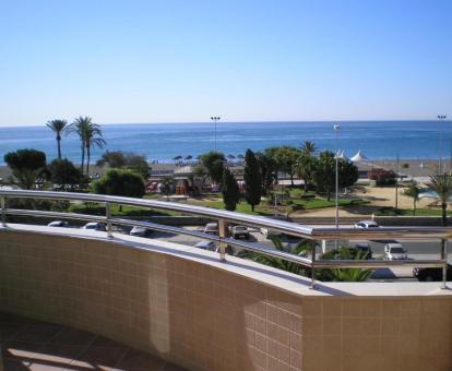 Foto del balcón privado con vistas al mar de una de las habitaciones de este hotel.