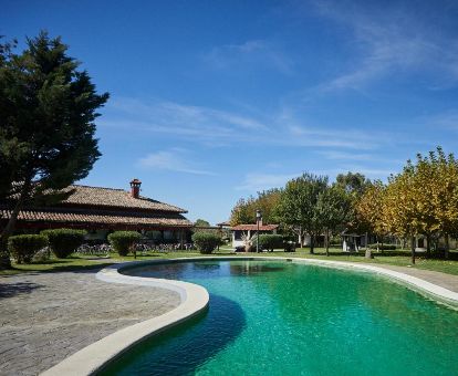 Hermosos exteriores de este hotel rural con amplios jardines y piscina al aire libre.