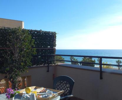 Foto de las instalaciones de este hotel con vistas al mar.