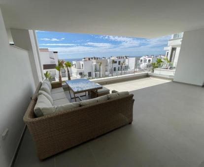 Foto de la fabulosa terraza con vistas al mar de este apartamento.