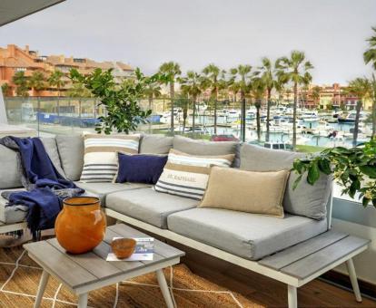 Foto de la terraza amueblada con vistas al mar del apartamento.
