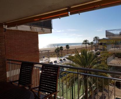 Foto de las instalaciones de este hotel con vistas al mar.