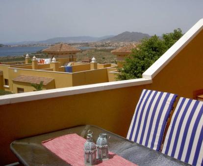 Foto de la terraza amueblada con vistas al mar y a los alrededores del apartamento.