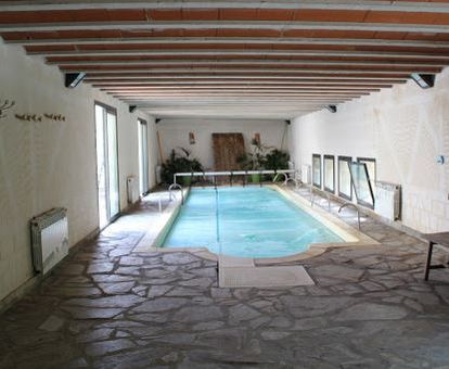 Foto de la piscina cubierta del spa del alojamiento.