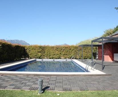 Foto de la piscina al aire libre disponible todo el año del hotel.