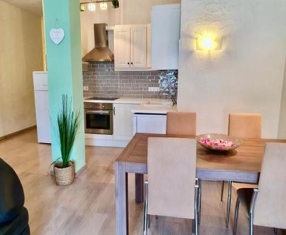 Foto de las instalaciones de este hotel con vistas al mar.