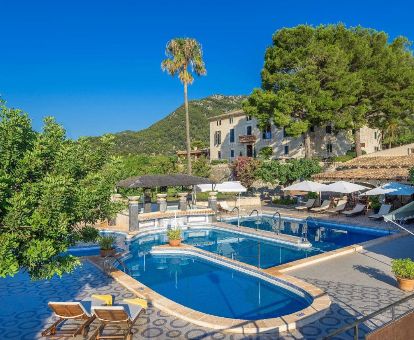 Coqueto hotel con piscinas exteriores ideal para disfrutar de una estancia en pareja.